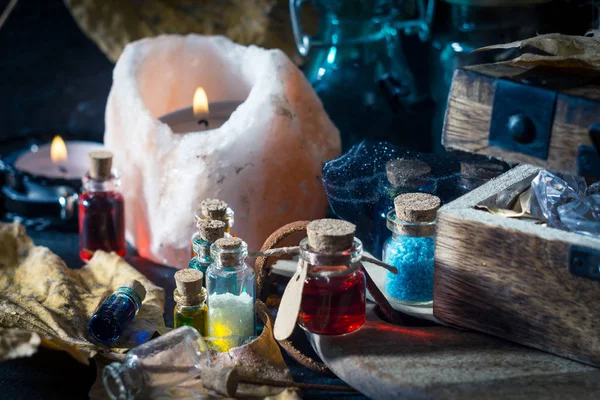 Sihirli kavramı. Şişeler, mumlar, kutu ve turuncu yaprak iksir. Büyülü arka plan