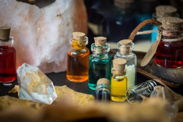 Sihirli kavramı. Şişeler, mumlar, kutu ve turuncu yaprak iksir. Büyülü arka plan
