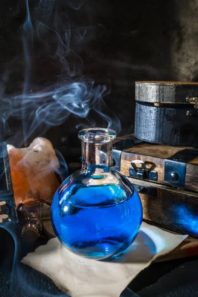 Magisches Konzept. blauer Trank in Glasflasche — Stockfoto