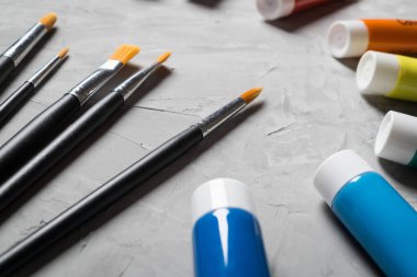 Resim brusches, Teknik İnceleme ve suluboya gri beton zemin üzerine. Düz yatıyordu, en iyi görünümü