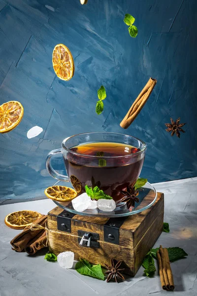 Varázslatos Tea Fogalma Lebegő Hatása Repülő Légi Összetevők Tea Mint — Stock Fotó