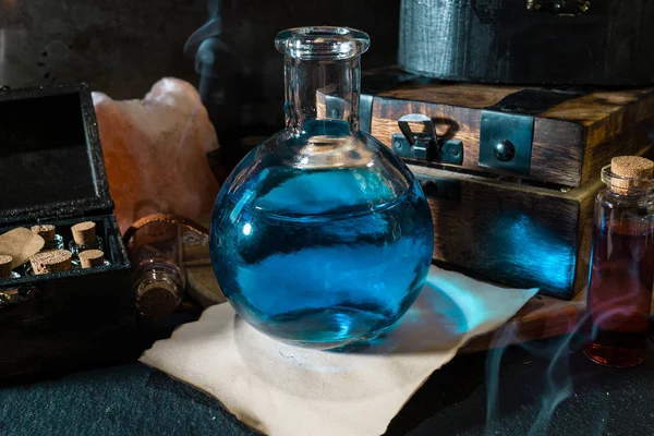 Волшебная Идея Голубое Зелье Бутылке Свечи Деревянная Коробка Ремесленная Бумага — стоковое фото