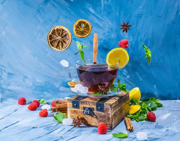 Conceito Mágico Chá Efeito Levitação Voando Ingredientes Para Chá Como Imagens Royalty-Free