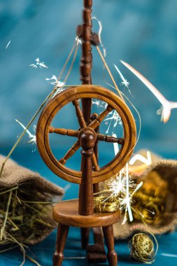 Grimm's peri masalı her ne haltsan sihirli çıkrık spin kamış altın whith için parıldıyor