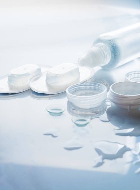 Kontakt lensler kontakt lensler, şişe whith çözüm ve konteyner çifti ile ayarlayın. Seçici odak, sığ derinlik-in tarla