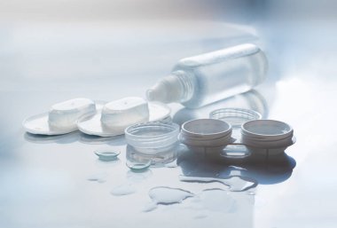 Kontakt lensler kontakt lensler, şişe whith çözüm ve konteyner çifti ile ayarlayın. Seçici odak, sığ derinlik-in tarla