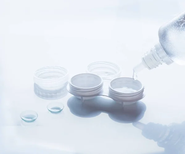 Kontakt lensler kontakt lensler, şişe whith çözüm ve konteyner çifti ile ayarlayın. Seçici odak, sığ derinlik-in tarla