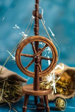 Grimm's peri masalı her ne haltsan sihirli çıkrık spin kamış altın whith için parıldıyor