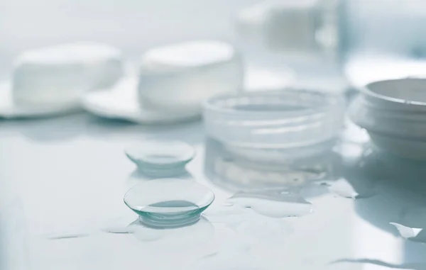 Kontaktlinsen Set Mit Kontaktlinsen Flasche Mit Lösung Und Behälter Selektiver Stockbild