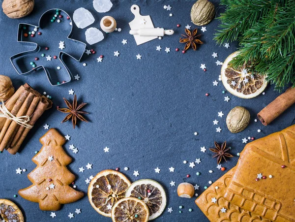 Weihnachtsrahmen Mit Plätzchen Zimt Trockenem Orange Auf Schwarzem Steinhintergrund Draufsicht Stockfoto