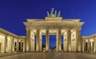 Brandenburg Gates 'in gece manzarası Brandenburger Tor Berlin, Almanya