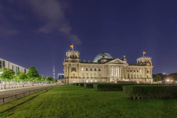 德国柏林联邦议院大楼的夏夜景观 — 图库照片