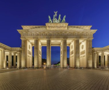 Brandenburg Gates 'in gece manzarası Brandenburger Tor Berlin, Almanya