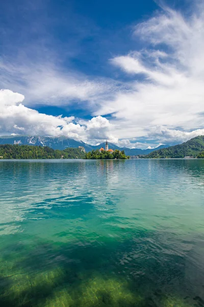 Slovenya Nın Kilise Adasıyla Bled Gölü Nün Yaz Manzarası — Stok fotoğraf