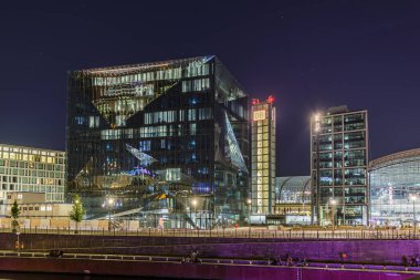 Berlin Almanya - 26 Temmuz 2020 Küp Berlin ve ana tren istasyonu Hauptbahnhof gece parlıyordu