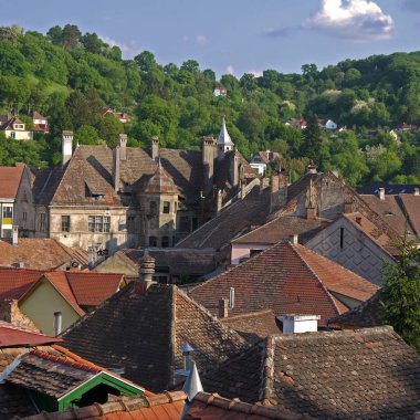 Sighisoara eski kasaba hazır görüntüler. Romanya eski evlerde. Antik mimari Transylvania'da. Romanya tarihi kentin çatıları