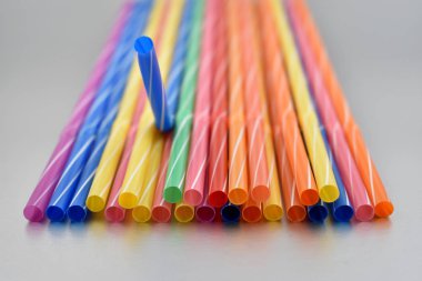 Plastik hasır hazır görüntüler. Zararlı plastik çöp. Renkli payet. Plastik Çöp gri bir arka plan üzerinde renkli. Renkli içme payet