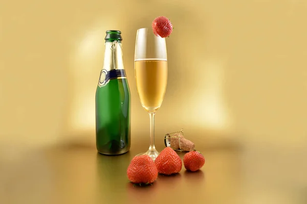 Bir Kadeh Şampanya Ile Çilek Hazır Görüntüler Şampanya Kopya Alanı — Stok fotoğraf