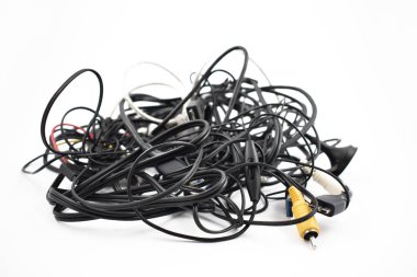 Karışık kablolar ve konektörler hazır görüntüler. Kabloları beyaz bir arka plan üzerinde arapsaçı. Plastik elektronik atık. Kablolar ve konektörler