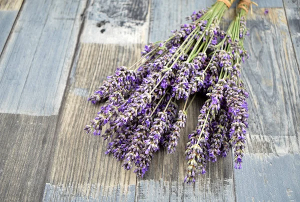 Lavendel Een Houten Achtergrond Stock Afbeeldingen Stelletje Kuiflavendel Ontspannend Geurende — Stockfoto