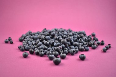 Yaban mersini stok fotoğraf yığını. Mor bir arka plan üzerinde yaban mersini. Sağlıklı yaz meyve