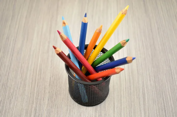 在庫の画像を鉛筆します カップの色鉛筆 木製の背景のクレヨン 色鉛筆のセットです アートは 画像を提供します 図面の学用品 — ストック写真
