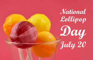 Ulusal lolipop gün. Pembe bir arka plan üzerinde renkli lolipop. Önemli gün