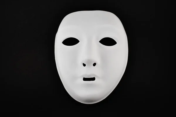 塑料白色面罩的股票图像 黑色背景上的白色面具 塑料人面具 — 图库照片