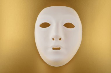 Plastik beyaz yüz maskesi hazır görüntüler. Altın arka plan üzerinde beyaz maske. Plastik insan maskesi