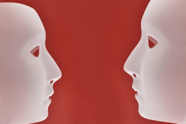 Plastik insan yüzü hazır görüntüler. Plastik beyaz yüz maskesi hazır görüntüler. Kırmızı bir arka plan üzerinde beyaz maske. İki plastik insan maskesi