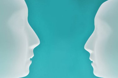 İki kafa stok fotoğraf iletişim. İki kafa siluet. Plastik insan yüzü hazır görüntüler. Plastik beyaz yüz maskesi hazır görüntüler. Mavi bir arka plan üzerinde beyaz maske. İki plastik insan maskesi