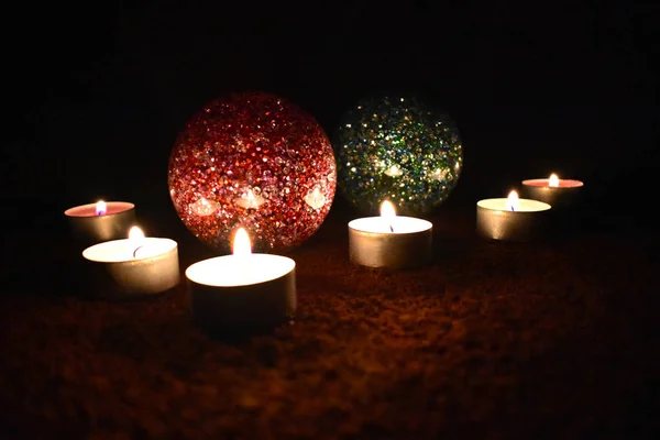 Palline Natale Con Candele Stock Immagini Candele Natale Sfondo Scuro — Foto Stock