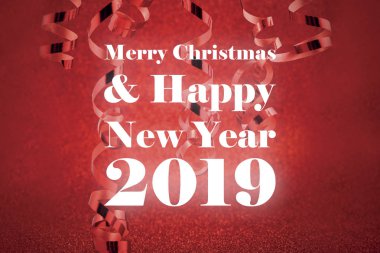 Mutlu Noeller ve mutlu yeni yıl 2019 illüstrasyon. Kırmızı Noel arka plan. Kurdele ile parlak Noel kartı