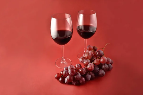 Червоне Вино Зображеннями Винограду Дві Склянки Червоного Вина Червоне Вино — стокове фото