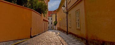 Eski Prag sokak stok görüntüleri. Prag'da antik mimari. Prag eski şehir. Prag'da eski bir duvar. Sabah Prag sahnesi. Çek Cumhuriyeti'nde sabah sokak