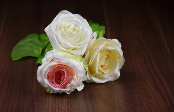Tres Rosas Blancas Imágenes Stock Rosas Blancas Sobre Fondo Madera —  Fotos de Stock