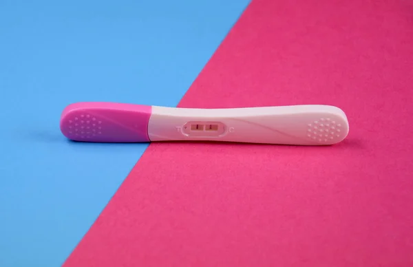 Pozytywny Wynik Testu Ciążowego Test Ciążowy Różowym Niebieskim Tle Biały — Zdjęcie stockowe