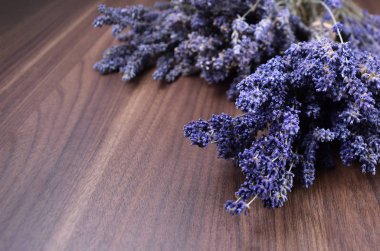 Ahşap arka plandaki lavanta desenli görüntüler. Bir demet Fransız lavantası. Boş ahşap zemin üzerinde kokulu lavanta çiçeklerini rahatlatıyor. Lavantalı çerçeve. Lavanta arkaplan resimleri