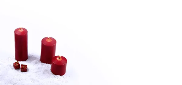 Red Christmas Candle Snow Stockbilder Röda Julljus Vit Bakgrund Tre — Stockfoto