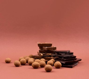 Çukulata arkaplan çerçeve resimleri. Farklı tipte çikolata şekerlemeleri. Kahverengi arka planda izole edilmiş çikolatalı şekerler ve metin için fotokopi alanı. Çikolata çerçeveli fotoğraf