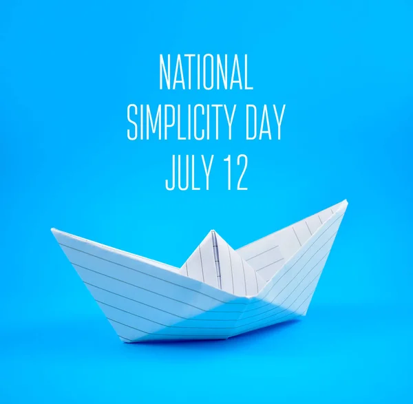 ナショナル シンプル デーのストック画像 ヘンリー デイヴィッド ソローへのオマージュ 白い紙のボートは青い背景に隔離されています シンプルな折り紙の紙のボートの画像 簡易日ポスター7月12日 重要な日 — ストック写真