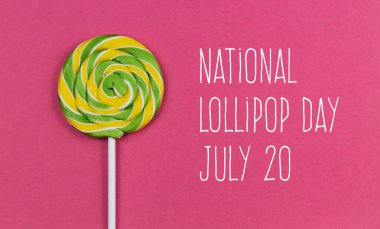 Ulusal Lolipop Günü görüntüleri. Pembe arkaplan görüntülerinde renkli spiral lolipop. Yeşil ve sarı spiral lolipop görüntüler. Lolipop Günü Posteri, 20 Temmuz