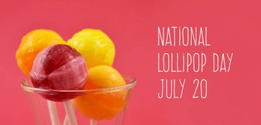 Ulusal Lolipop Günü görüntüleri. Pembe arkaplan görüntülerinde renkli yuvarlak lolipoplar. Pembe ve sarı lolipop görüntüler. Lolipop Günü Posteri, 20 Temmuz