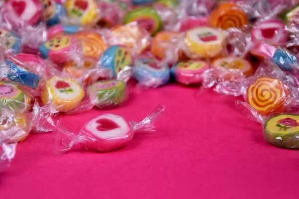 Bonbons Colorés Sur Fond Rose Images Stock Bonbons Sur Fond — Photo