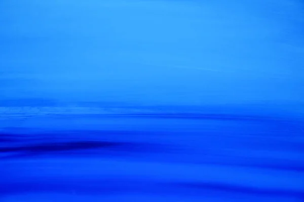 抽象的な青い水彩画の背景ストック画像 アブストラクトブラシストロークの写真画像と青の背景 テキスト用のコピースペースを備えたブルーの滑らかな背景 青水彩ブラシストローク画像 — ストック写真