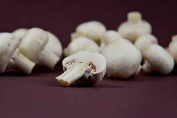 Högen Med Vita Champignon Svampar Stockbilder Svampar Isolerade Brun Bakgrund — Stockfoto