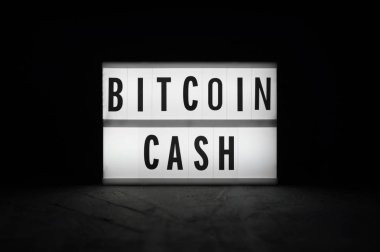 Bitcoin nakit - karanlıkta parlayan bir ekranda metin. şifreleme para değişimi.