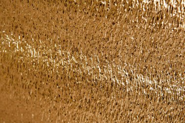 Arka plan için buruşmuş altın folyo dokusu. Parlak makro fotoğraf.