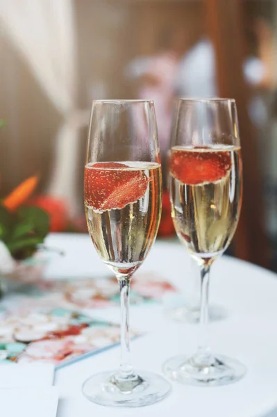 Şampanya bir parti üzerinde çilek ile