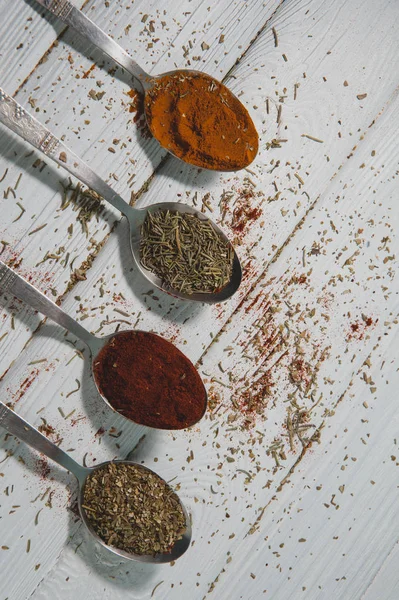 Lepels Met Verschillende Spice Rozemarijn Kurkuma Oregano Paprika Een Witte — Stockfoto